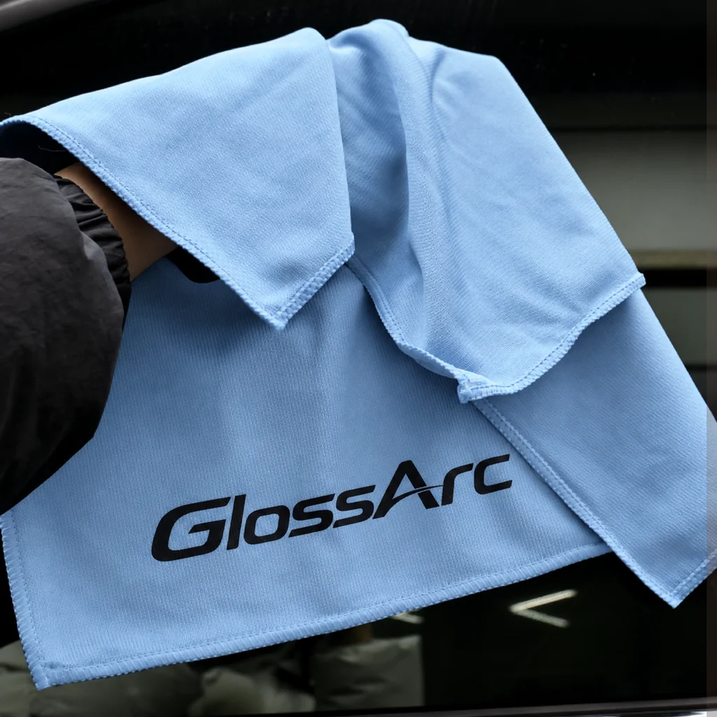 Fine-weave microfiber cloth for vehicle glass