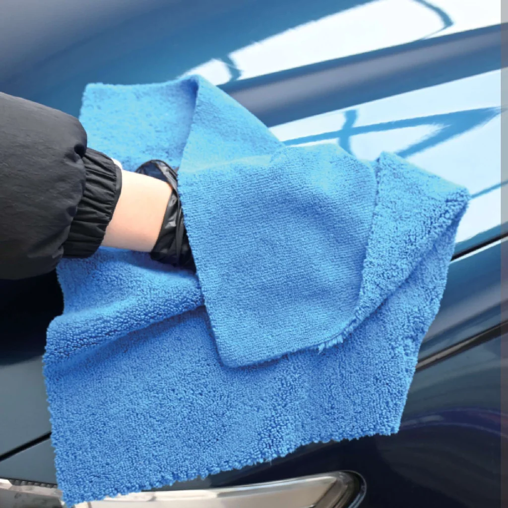 Microfiber detailing towel with long and short pile faces