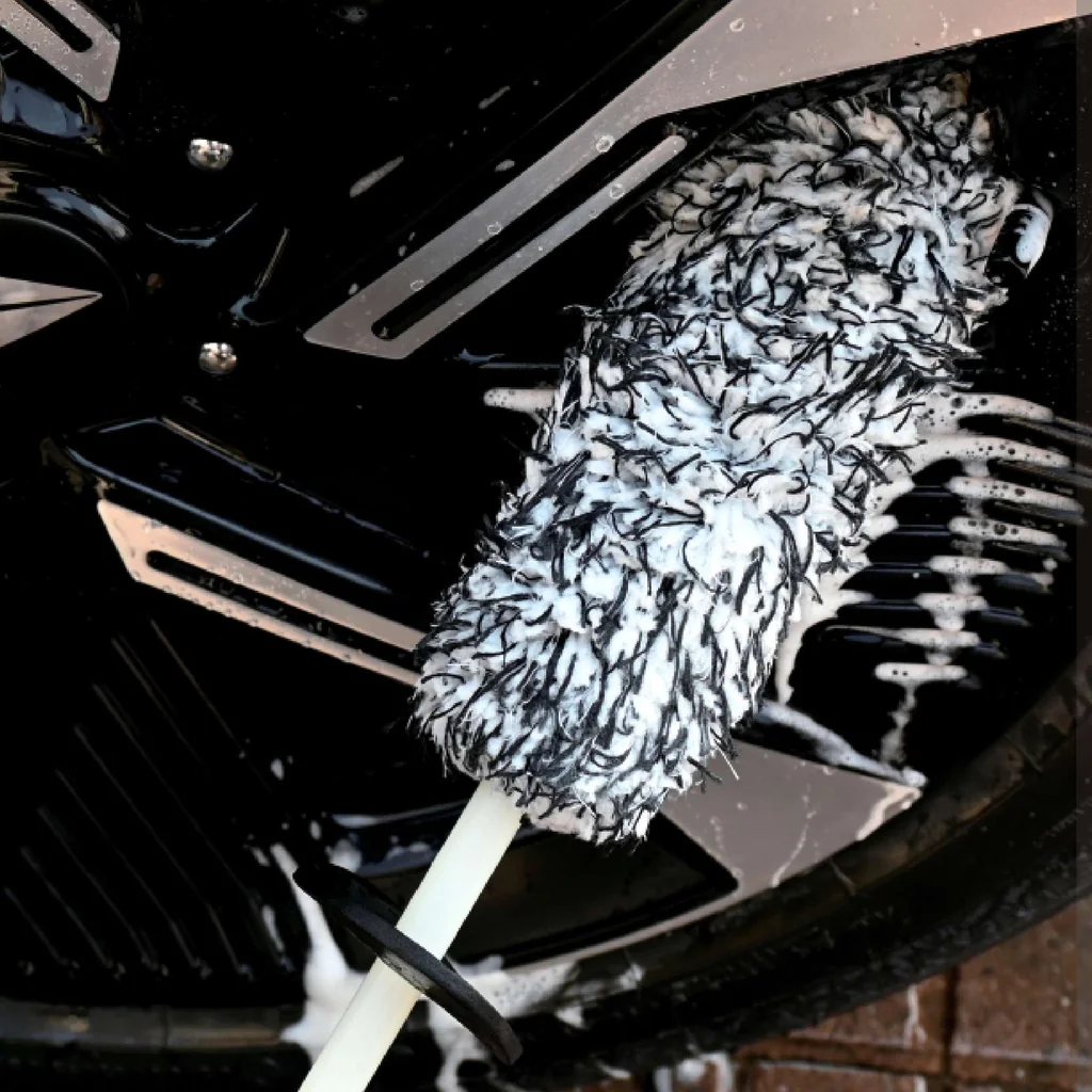 Handled microfiber brush for wheel cleaning