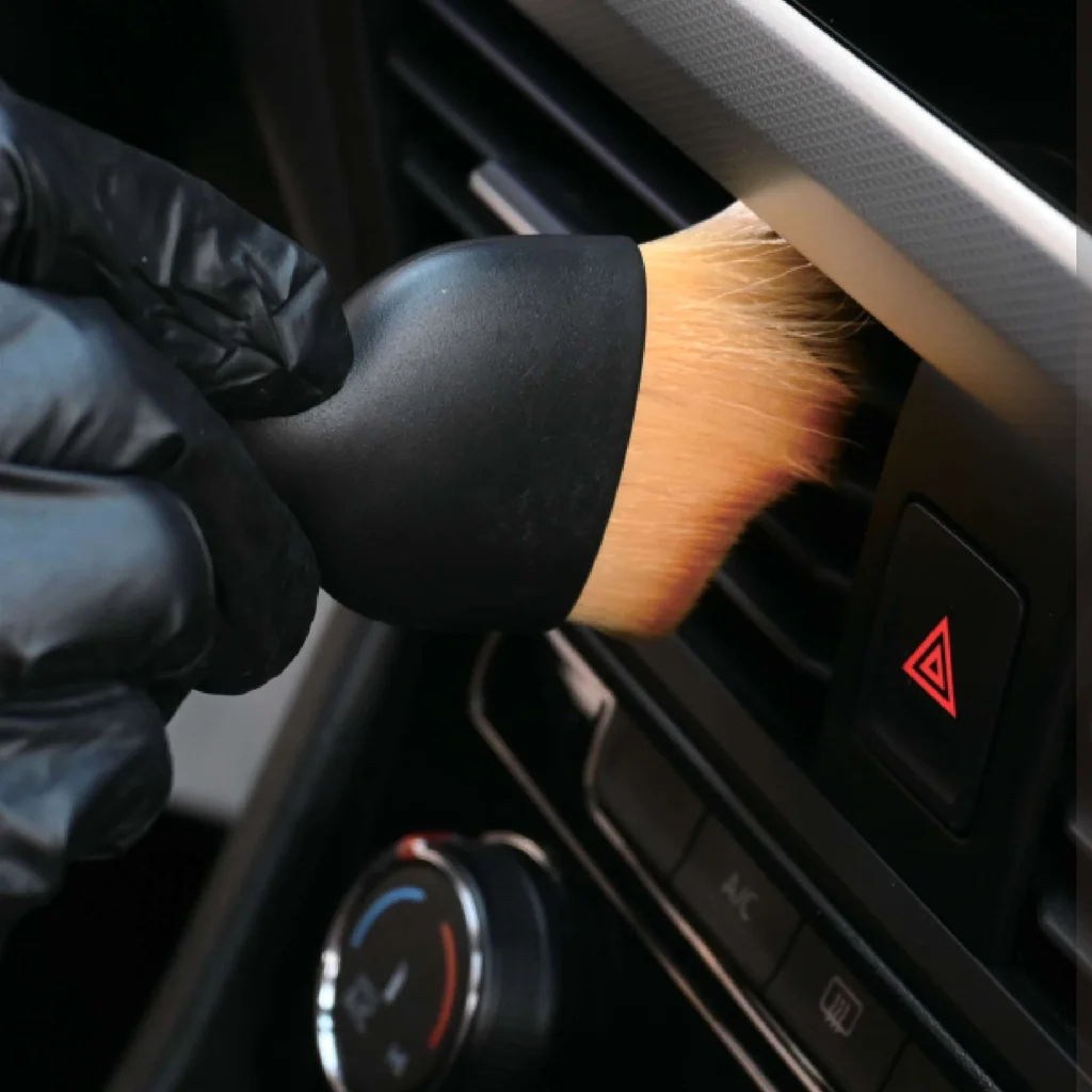 Soft detailing brush with an extended handle